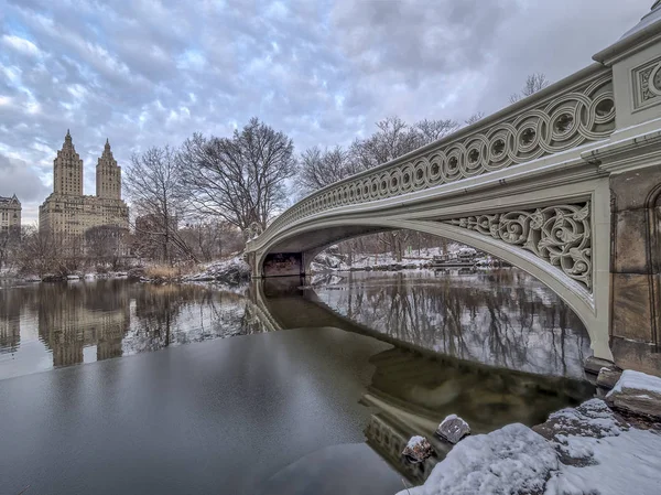 Ponte de arco Central Park arco ponte após tempestade de neve — Fotografia de Stock