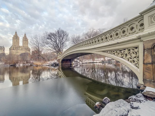Ponte di prua Ponte di prua Central Park dopo la tempesta di neve — Foto Stock