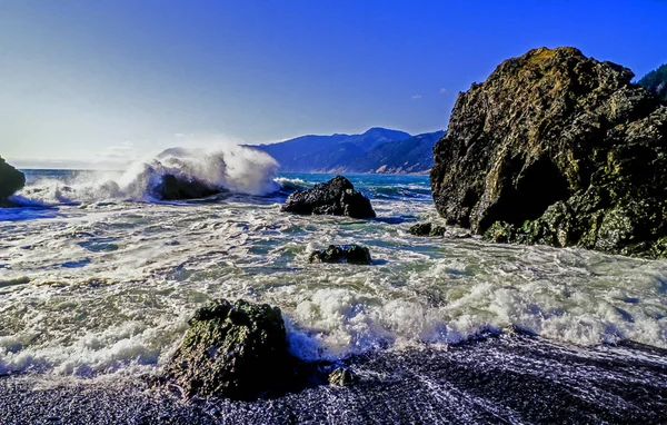 Skalnaté pobřeží Calitfornia — Stock fotografie