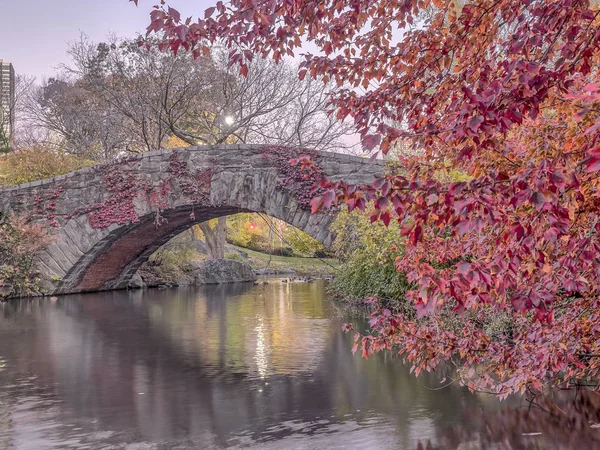 Gapstow bridge Central Park, New York City höst — Stockfoto