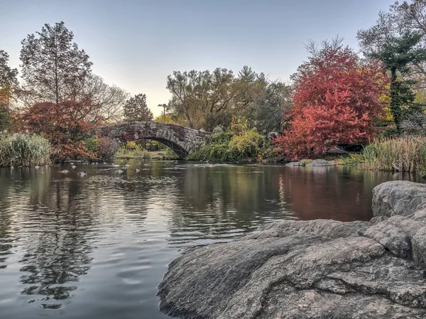 Gapstow köprü Central Park, New York City sonbahar — Stok fotoğraf