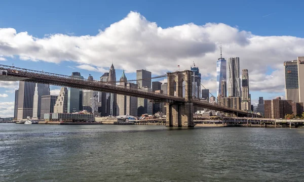雲とブルックリン橋 — ストック写真