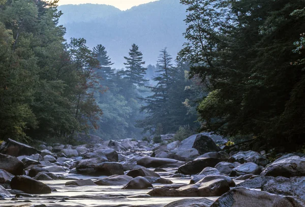 Rio Swift em Autumn White Mountains, New Hampshire — Fotografia de Stock