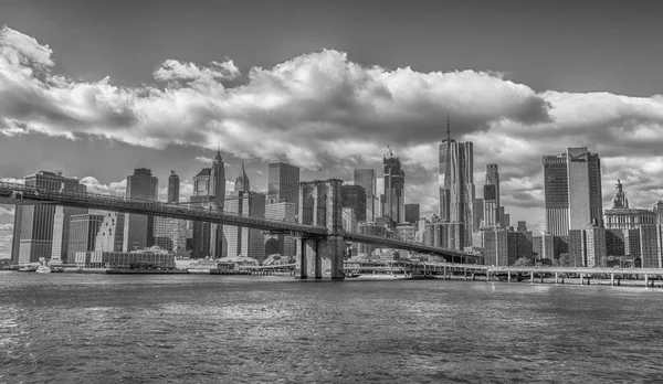 Puente de Brooklyn en día nublado — Foto de Stock