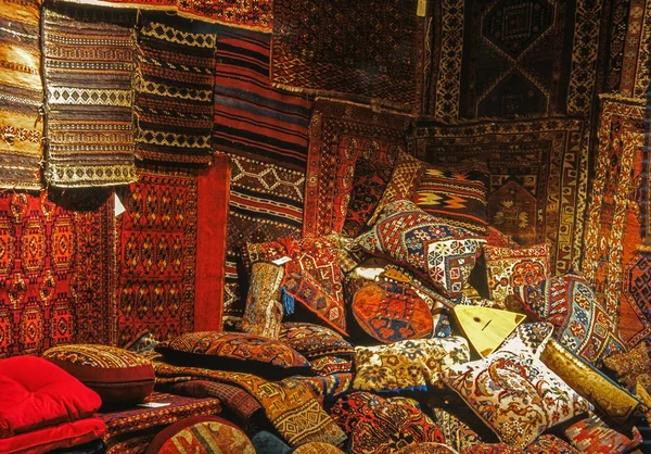Yastıklar, çanta ve büyük kazık halı