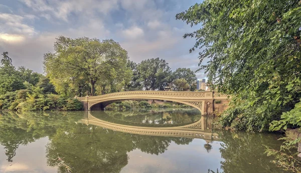 Bow bridge Central Park in summer — Stock Photo, Image