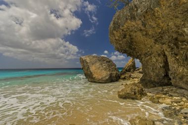 Tropikal plaj Bonaire üzerinde