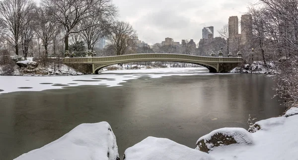 Bogenbrücke Central Park — Stockfoto