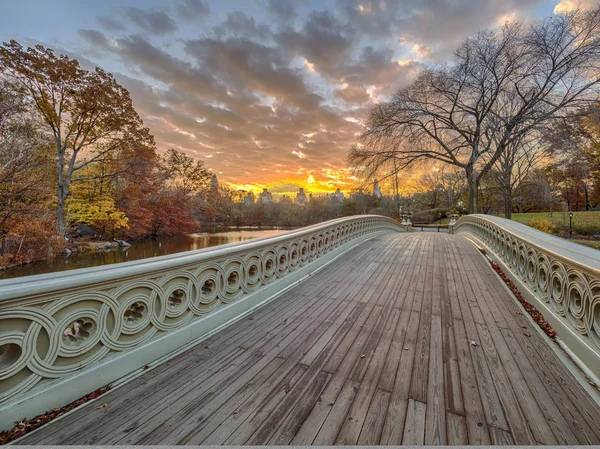 Köprü Central Park sonbaharda yay — Stok fotoğraf