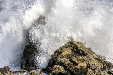 Kayalar üzerine çökmesini su