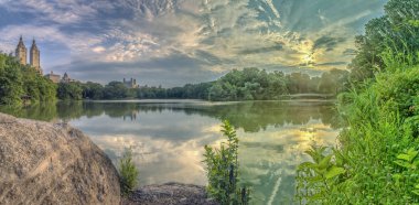 Central Park, New York City, öbür tarafa The Lake bulunan bir dökme demir köprü yay köprüdür 