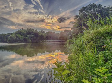 Central Park, New York City, öbür tarafa The Lake bulunan bir dökme demir köprü yay köprüdür 