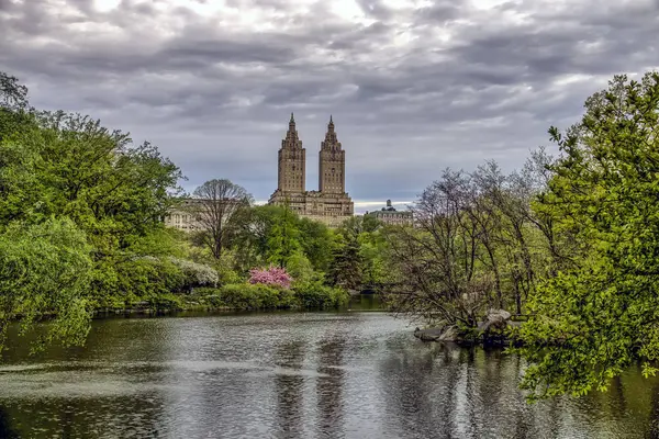 Vid sjön i central park — Stockfoto