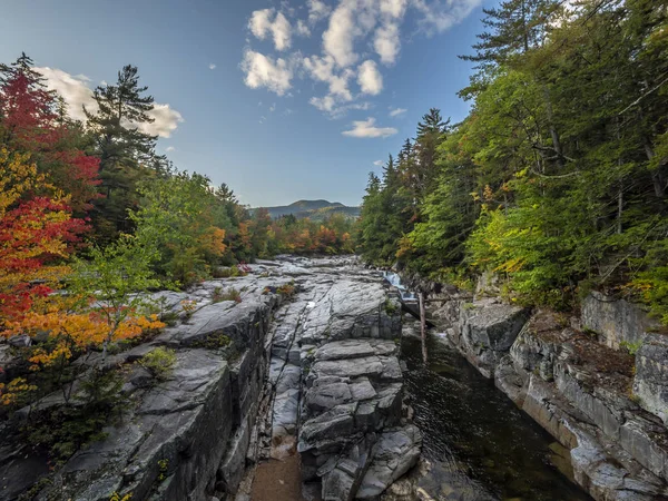 Podzim na rychlé řece — Stock fotografie