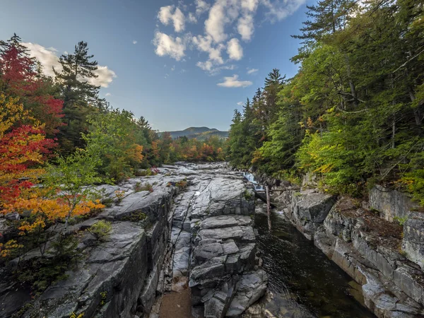 Herbst auf dem schnellen Fluss — Stockfoto