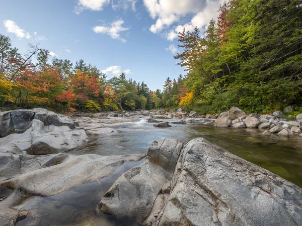 Herbst auf dem schnellen Fluss — Stockfoto