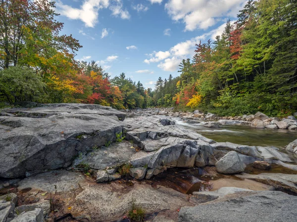 Осень на быстрой реке — стоковое фото