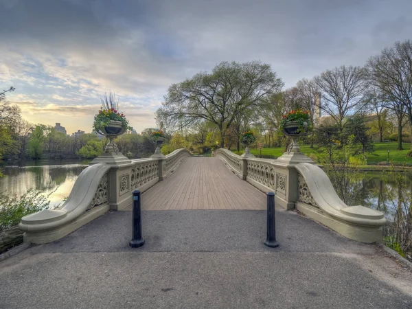 İlkbaharın başında köprü — Stok fotoğraf