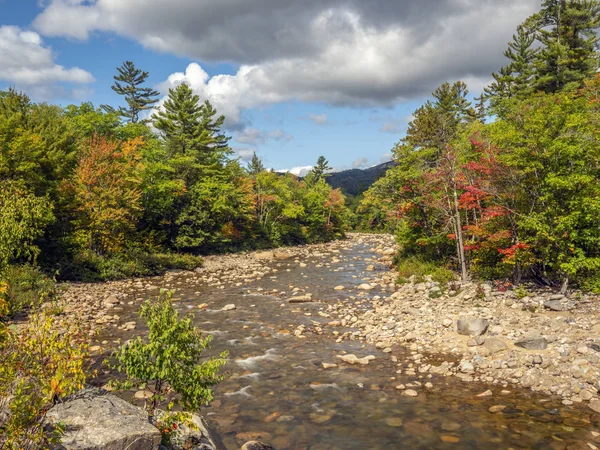 Herbst auf dem schnellen Fluss — Stockfoto