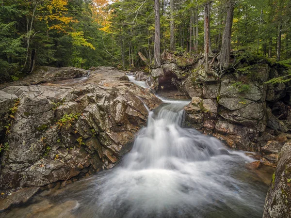 A cascata da bacia trilha cachoeira — Fotografia de Stock