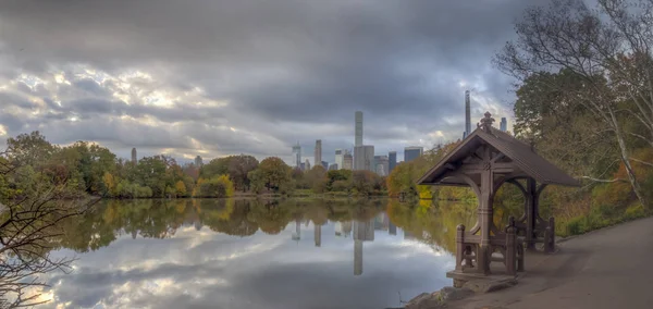 Central park, new york stad aan het meer — Stockfoto