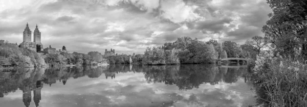 AUTOMNE DANS LE PARC CENTRAL — Photo