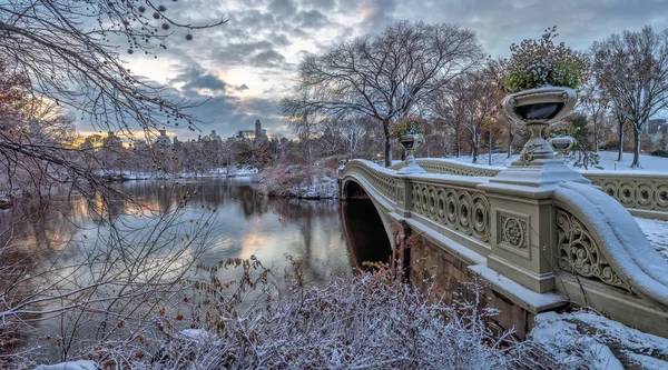 Ponte de arco no inverno — Fotografia de Stock