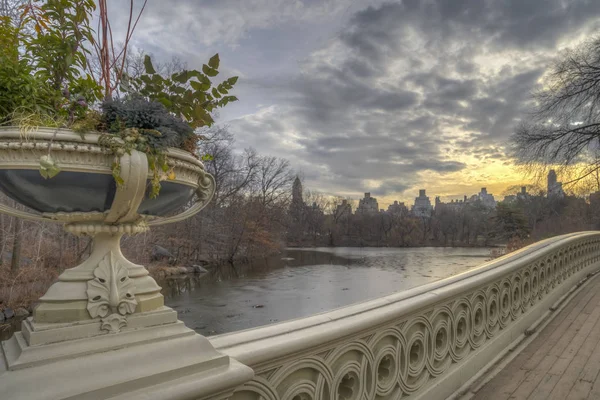 Ponte de arco no inverno — Fotografia de Stock