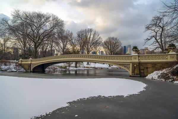 Central Park in winter  at bow bridge — Stock Photo, Image