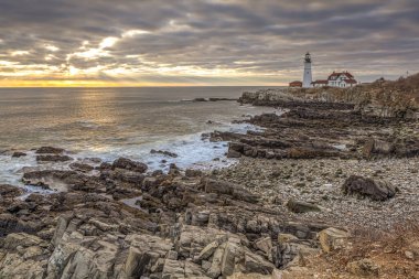 Portland Head Light, Maine, Cape Elizabeth 'te bulunan tarihi bir deniz feneridir.. 