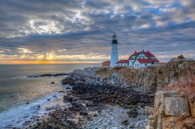 Portland Head Light, Maine, Cape Elizabeth 'te bulunan tarihi bir deniz feneridir.. 