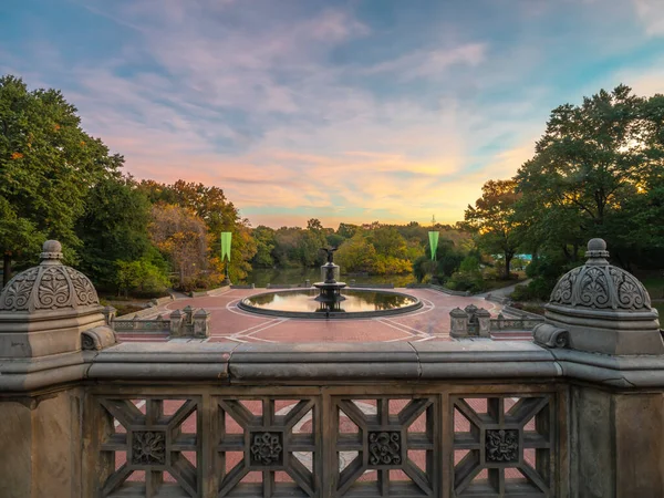 Bethesda Terrace Fountain Two Architectural Features Overlooking Lake New York — Stock Photo, Image