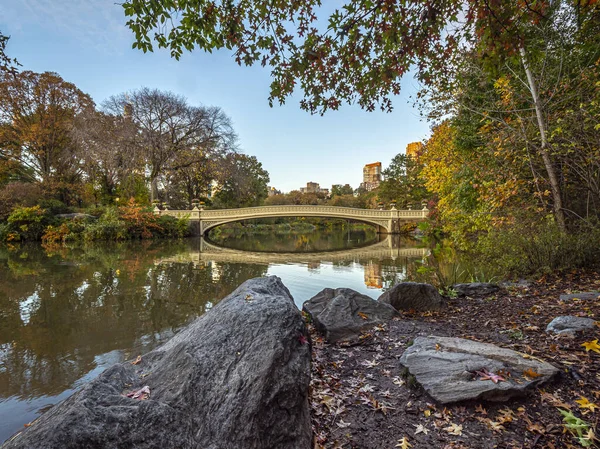 Central Park New York City Herbst Bow Bridge — Stockfoto