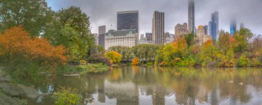 Central Park 'taki gölde, New York City, sonbaharda Manhattan