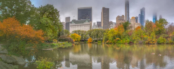 Central Park Taki Gölde New York City Sonbaharda Manhattan — Stok fotoğraf