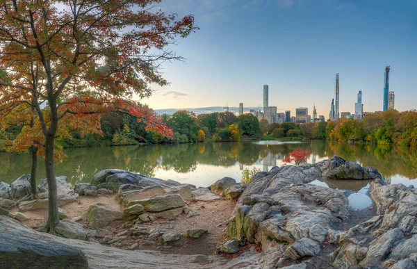 Nad Jeziorem Central Parku Nowy Jork Manhattan Jesienią — Zdjęcie stockowe