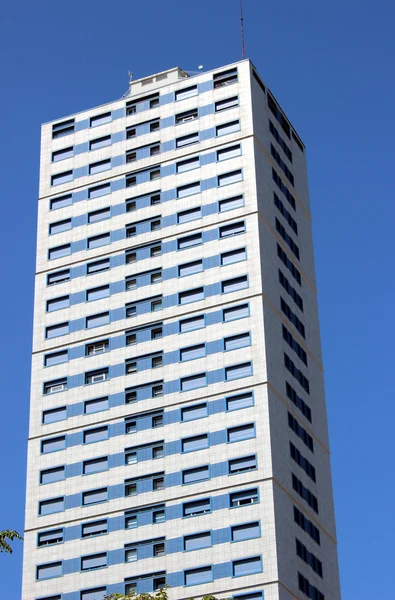 Skyscraper with blue sky — Stock Photo, Image