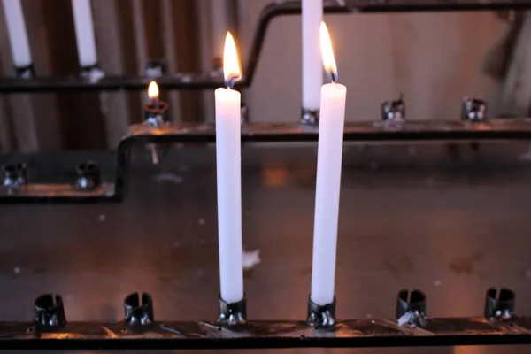 Einige Kerzen mit Flamme — Stockfoto