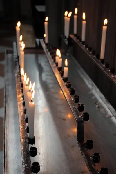 Algumas velas com chama — Fotografia de Stock