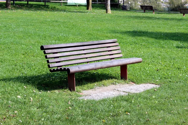 Een bankje in het park — Stockfoto