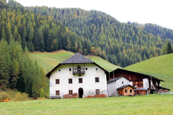 Eine Landschaft im Gebirge — Stockfoto