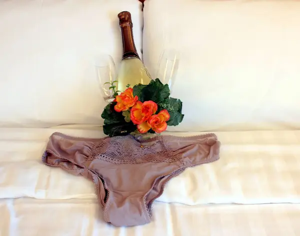 Sexiga underkläder med en flaska vin — Stockfoto