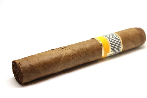 En isolerad cigarr — Stockfoto