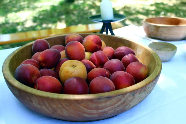 A basket of  peaches — Stock Photo, Image