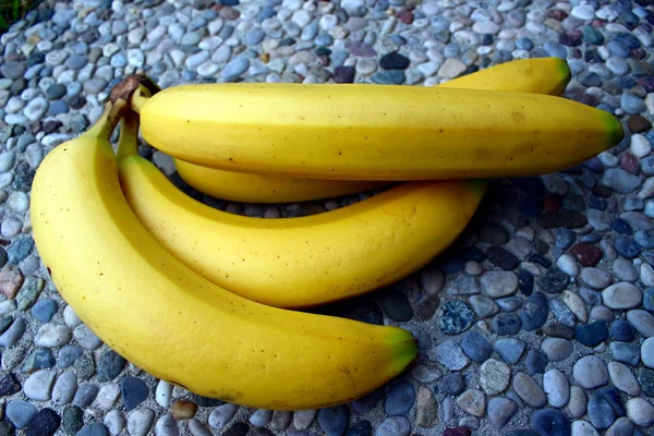 Un plátano amarillo —  Fotos de Stock