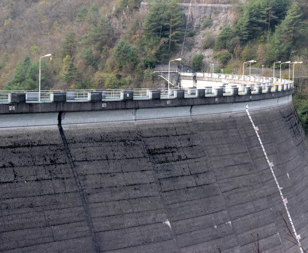 Een dam in de bergen — Stockfoto