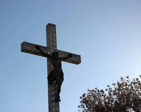 Crucifixo Cristão Com Céu — Fotografia de Stock