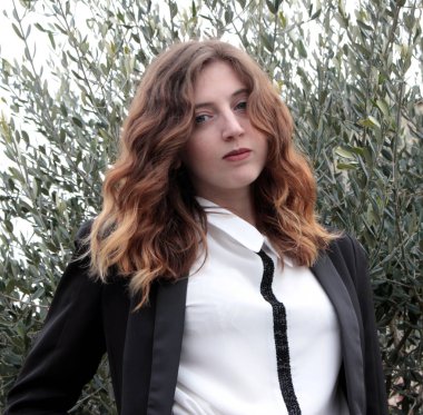 güzel bir genç kız