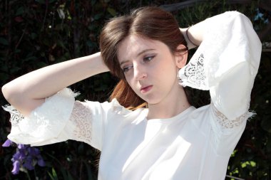 Bahçe içinde güzel bir kız