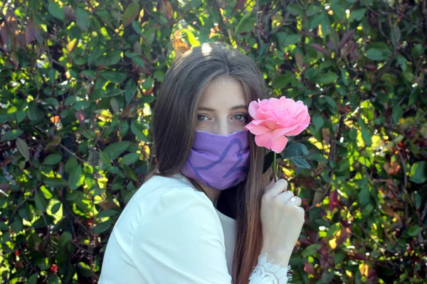 Ein Schönes Mädchen Mit Schutzmaske — Stockfoto